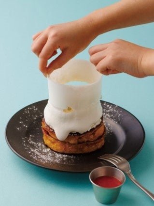 フレンチトーストの上のフィルムをそっと持ち上げると…