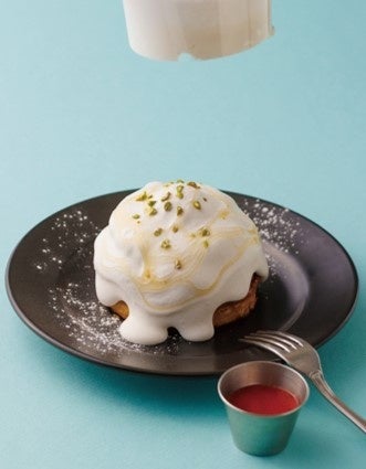 ヨーグルトホイップがふわ~りとろ~りフレンチトーストを包み込みます。