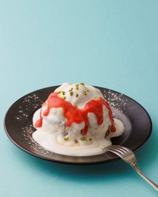 フレッシュいちごのピューレをかけると美味しさが加速します。