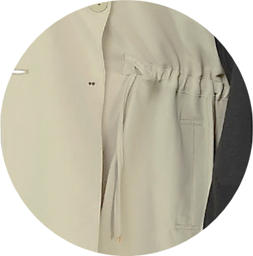 内側にあるウエストリボンを絞めることでスッキリ