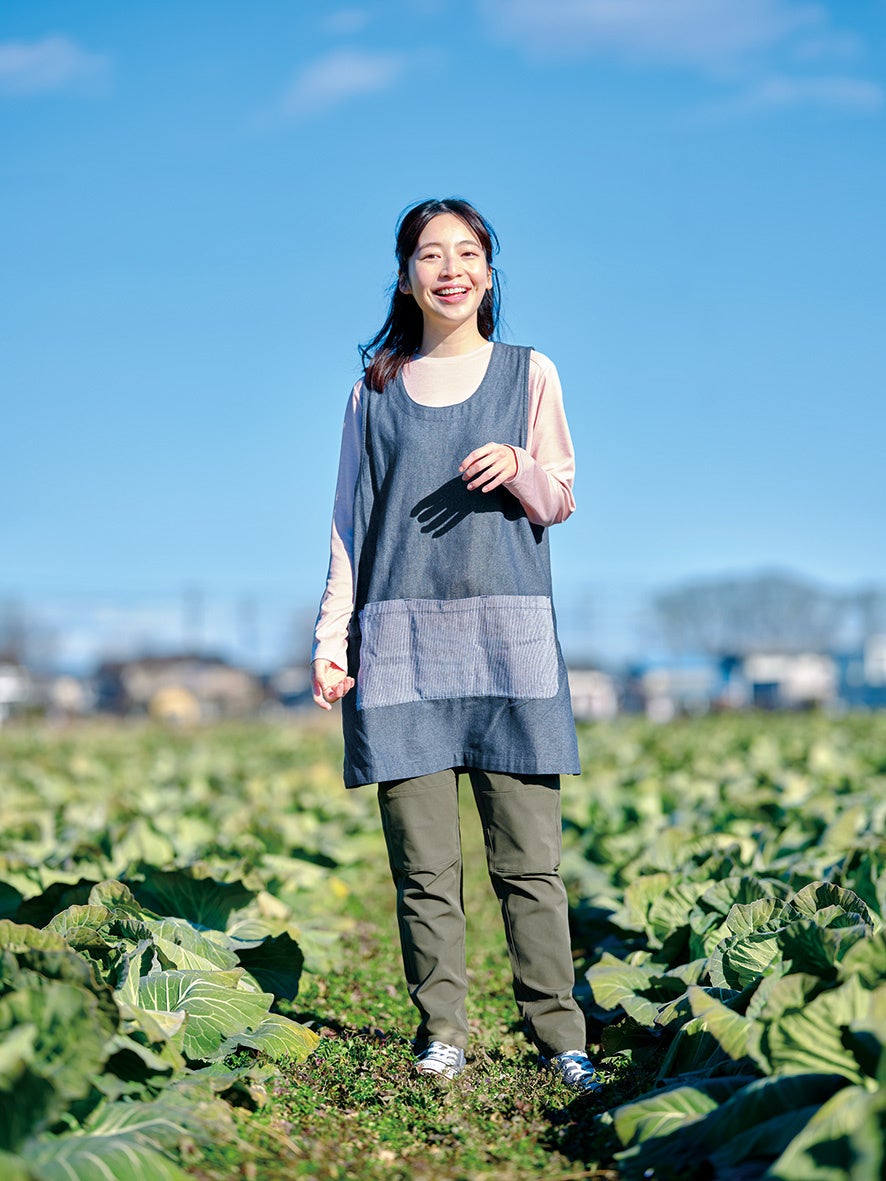 Tシャツとエプロンとフルレングス丈パンツ