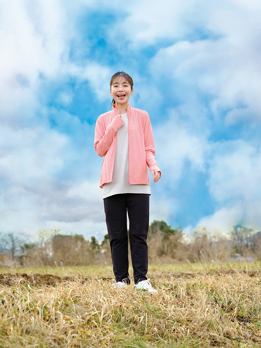Tシャツとジップジャケットとフルレングス丈パンツ