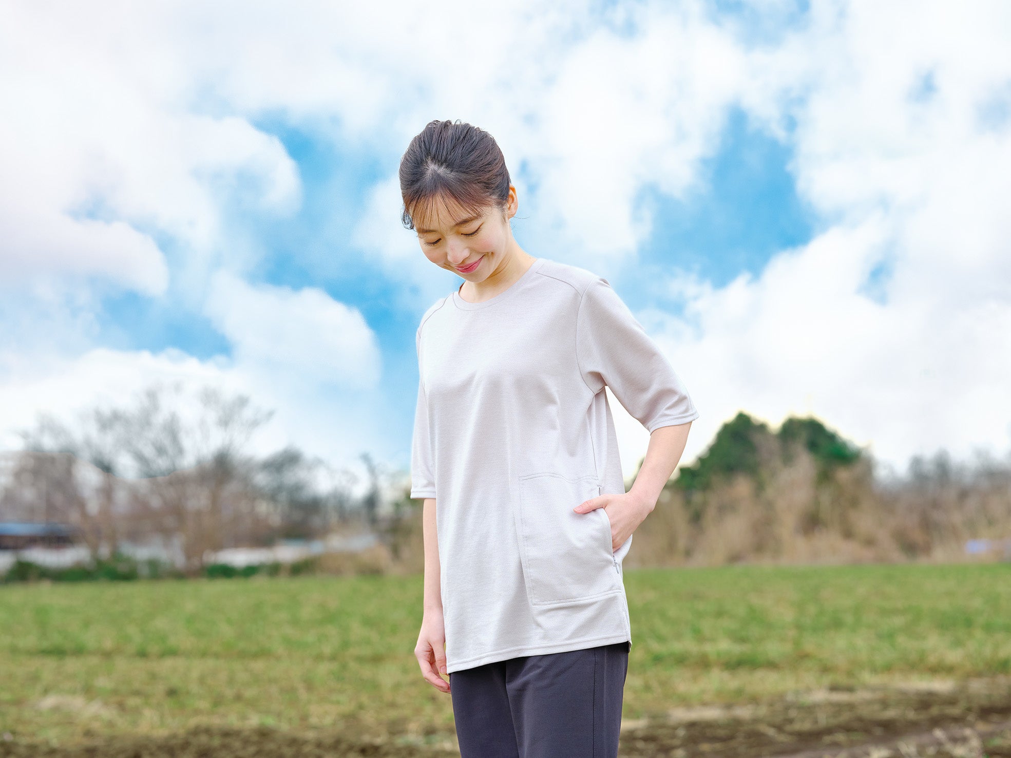 Tシャツとフルレングス丈パンツ