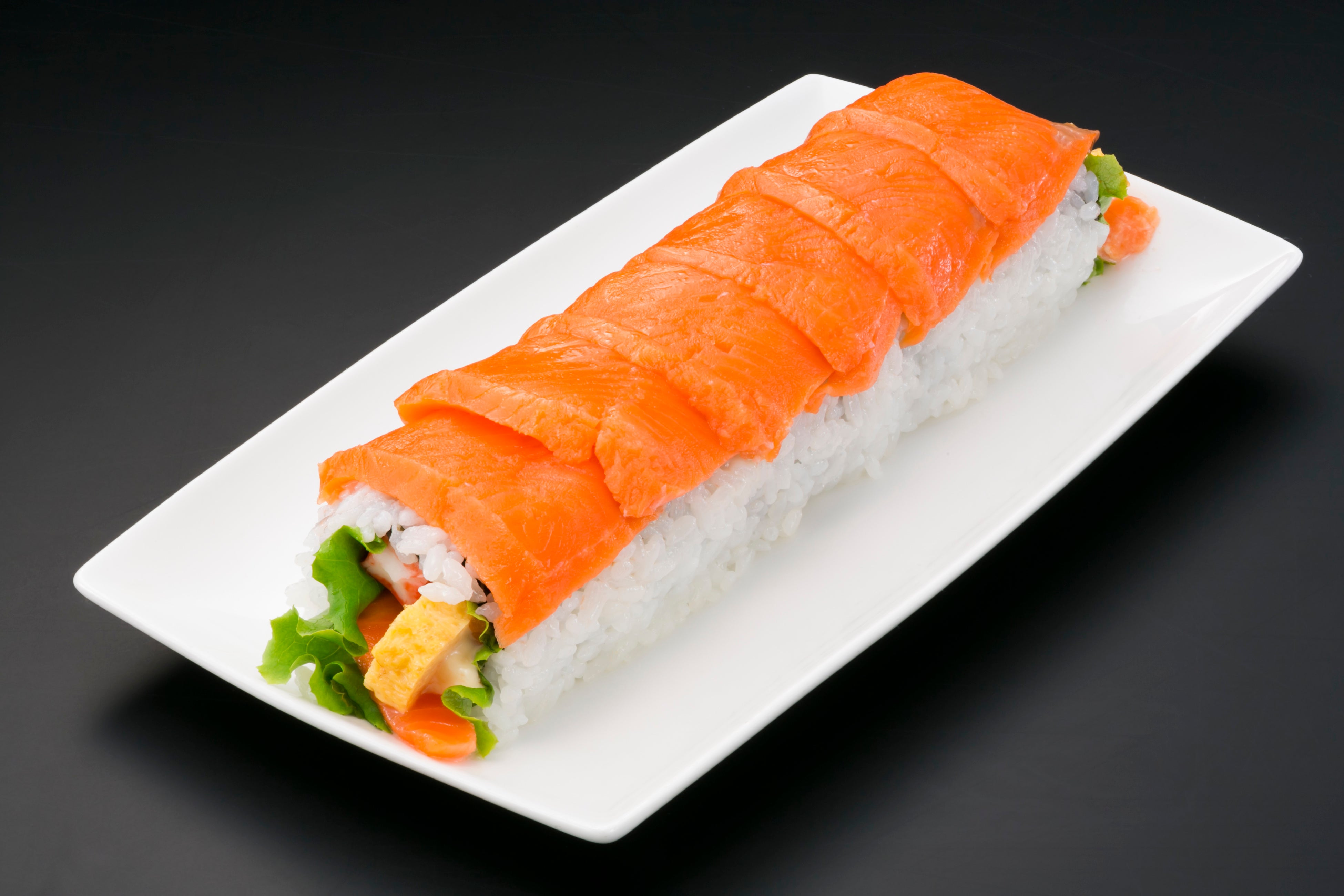 「彩りサーモンサラダ太巻き」ご予約販売特別本体価格７００円（ハーフ３７０円）