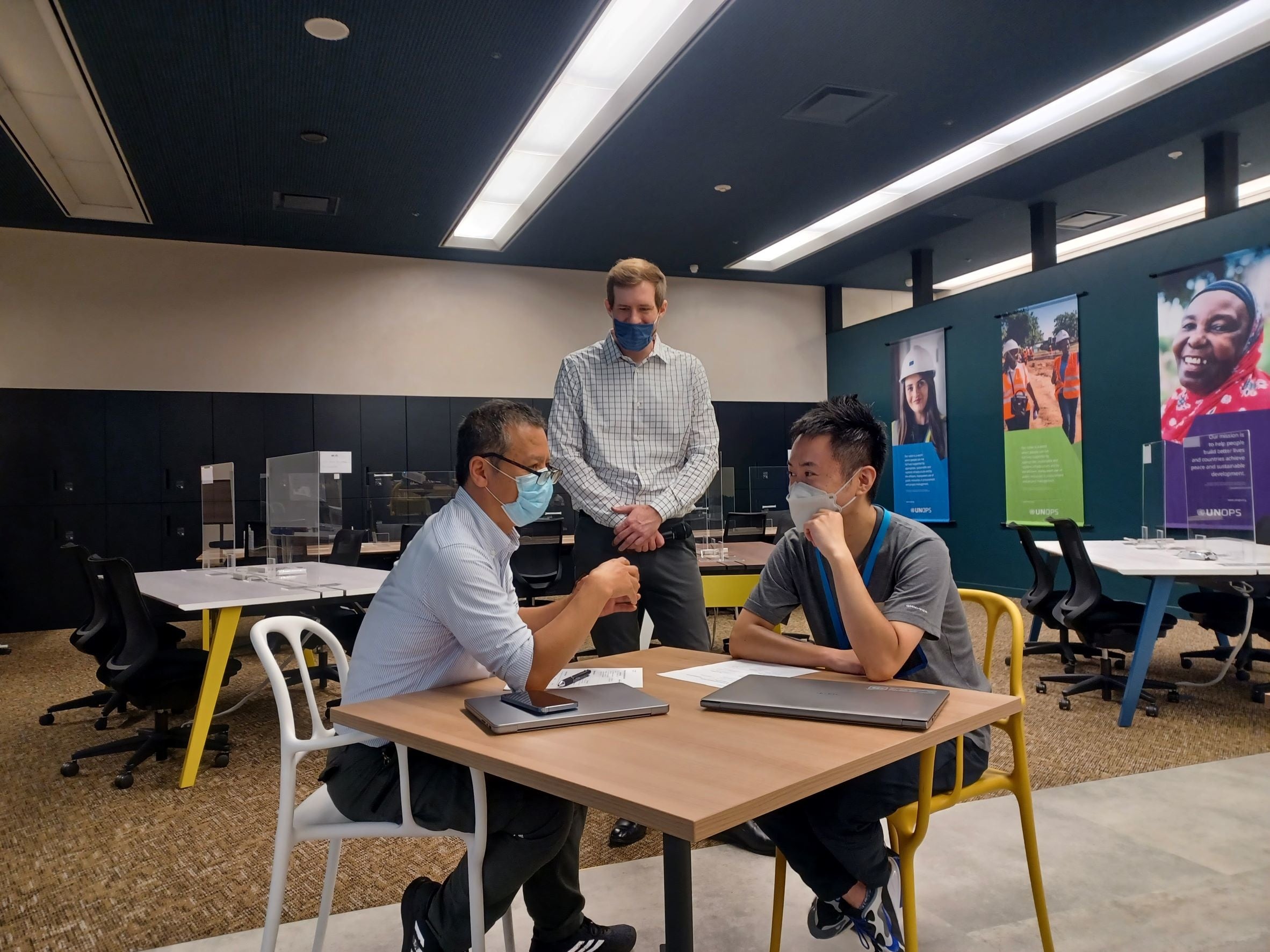 来月に海外渡航予定の菊池さん（右）と清水さん（左）。講師のアドバイスを受けながら自分の事業について英語で語る練習中