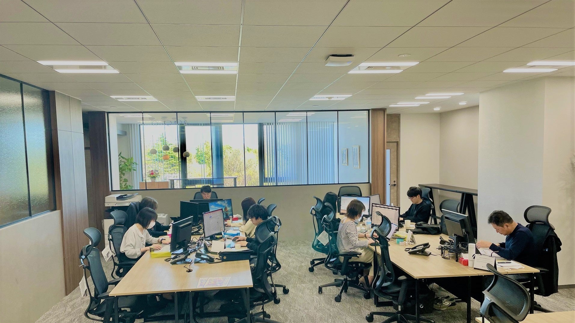 会社の雰囲気：業務中は社員それぞれが個人の目標を達成するため業務に集中