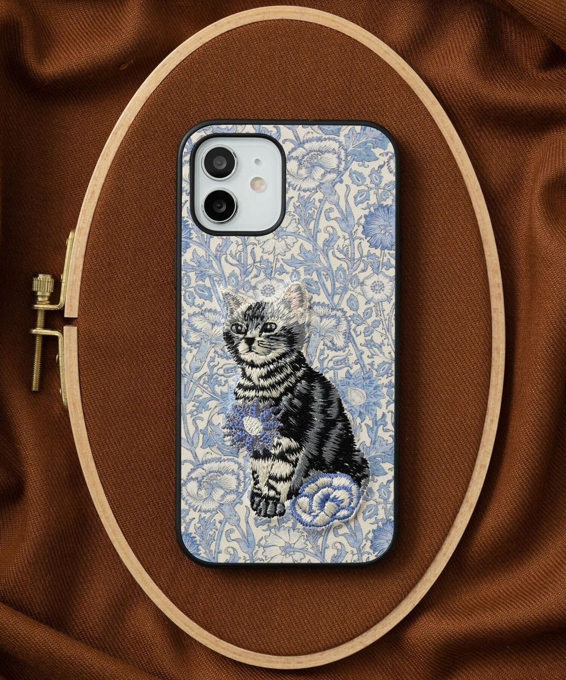 ウィリアム・モリスのデザインを繊細に表現!立体刺繍iPhoneケースが新登場 ウィリアム・モリスのデザインを繊細に表現!立体刺繍iPhoneケースが新登場