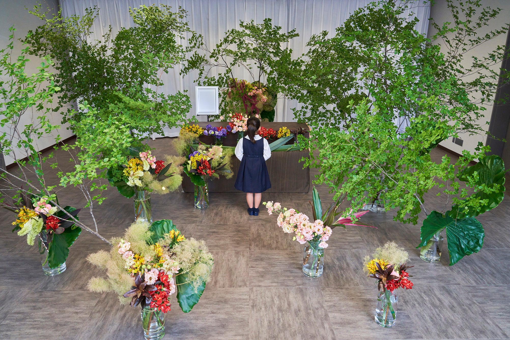 【夏のいけばな祭壇】使用花材：ドウダンツツジ、スモークツリー、トルコギキョウ、アルストロメリア、アマランサス