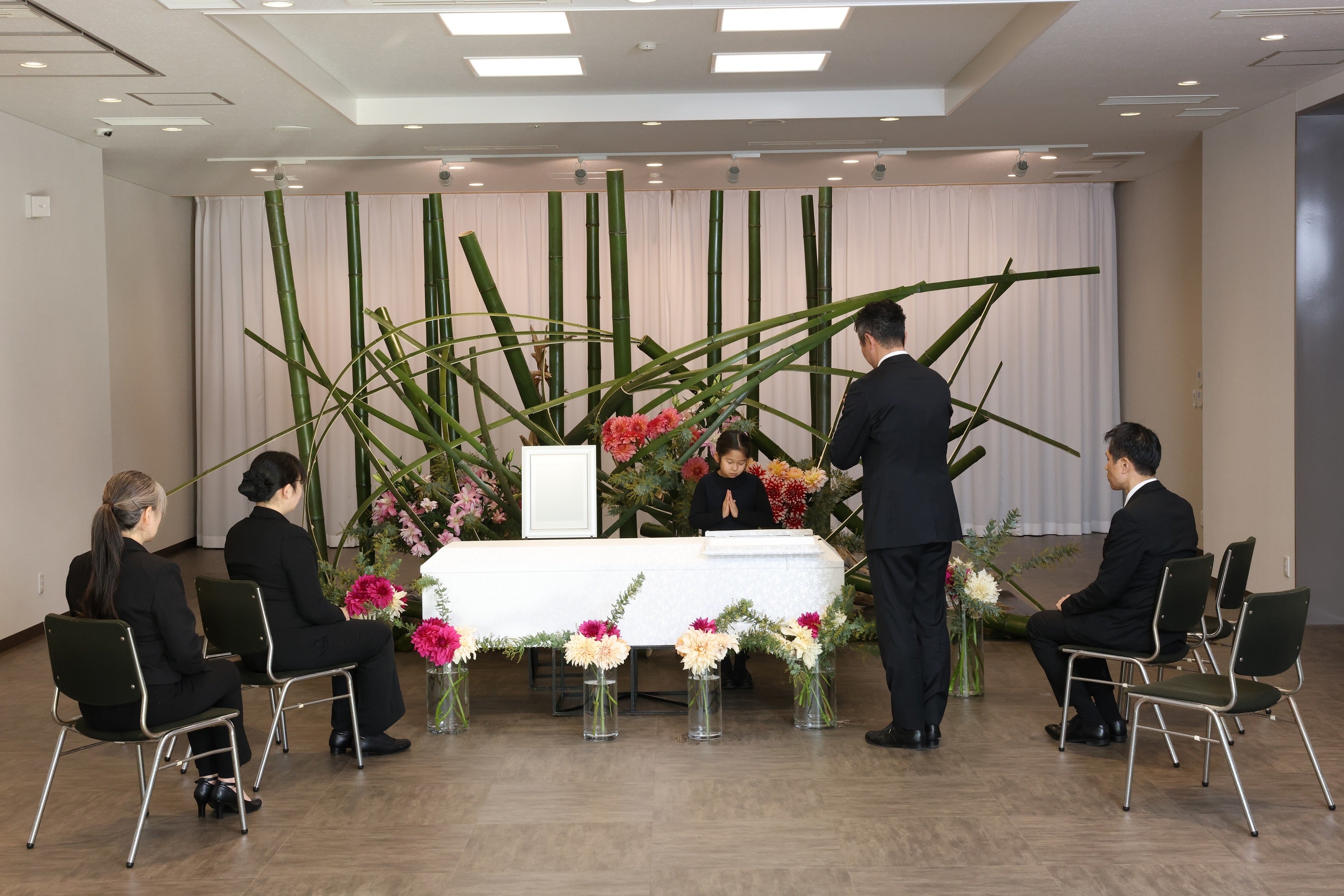 【冬のいけばな祭壇】使用花材：竹、ダリア、八重ピンク百合、アカシアの葉