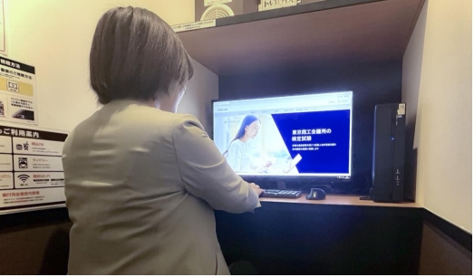 ▲鍵付完全個室内での IBT 方式受験イメージ