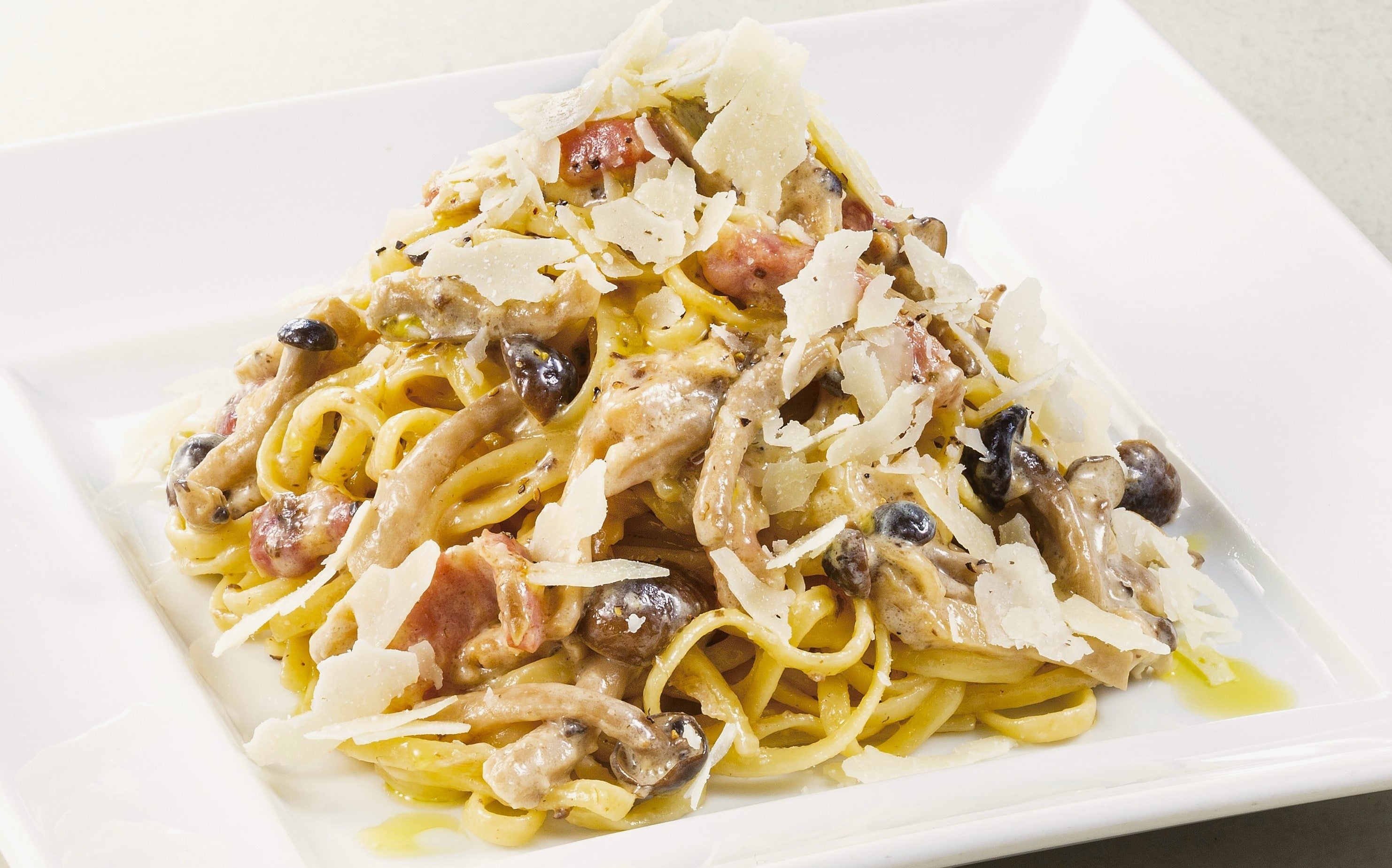 パンチェッタと茸のトリュフクリームパスタ