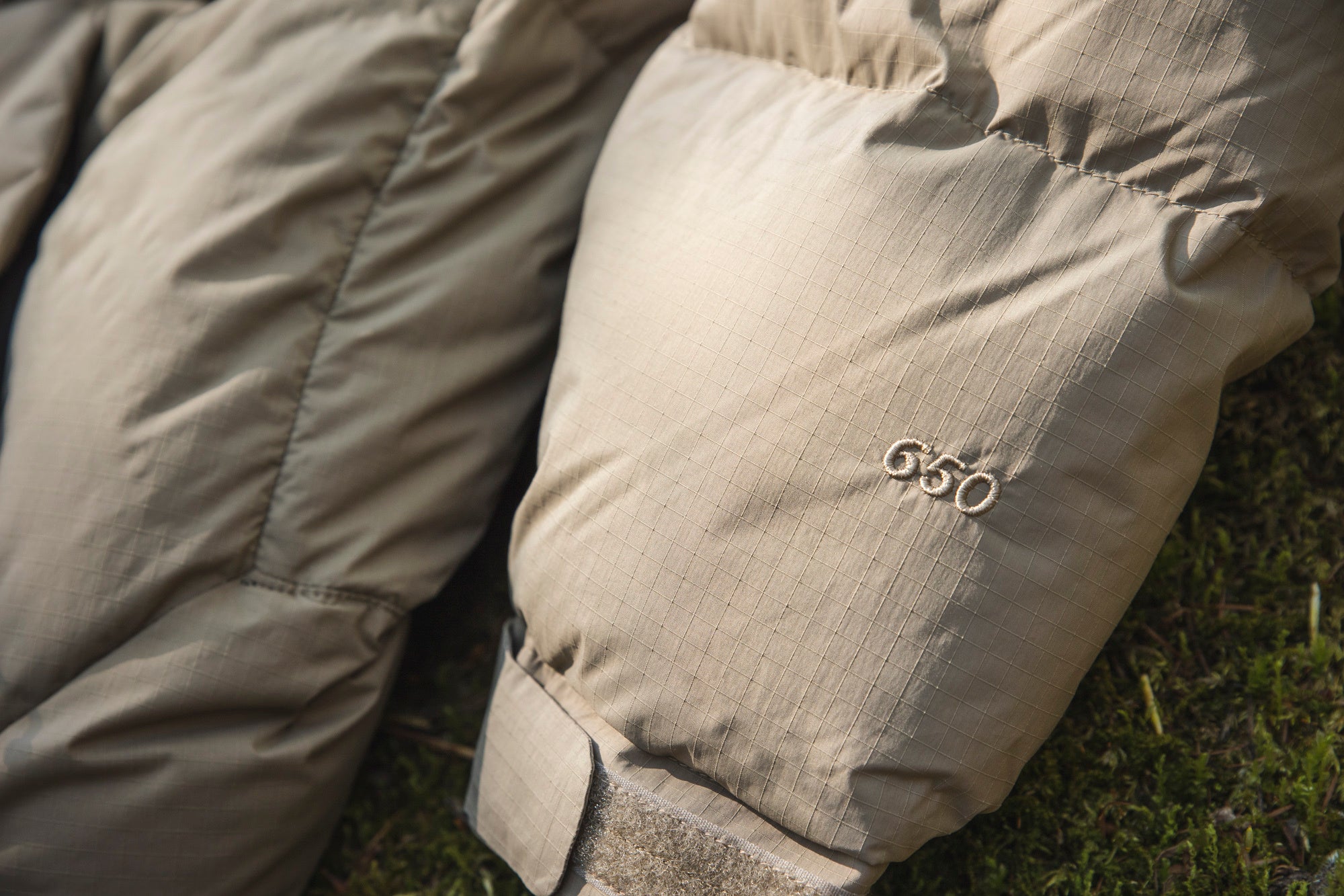 45デニールリップストップナイロンで高耐久。RDS認証650フィルパワーダウン