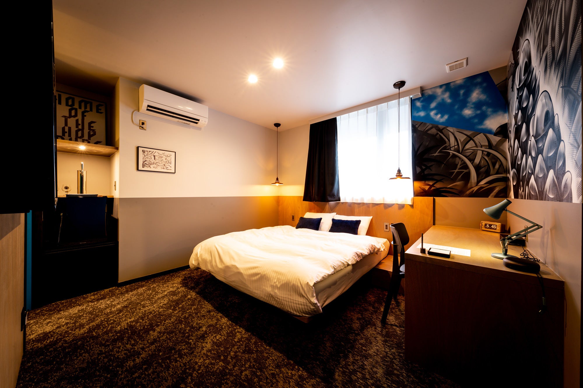 客室すべてに異なる壁画アートが。全部の部屋に泊まると、1つのストーリーが完成