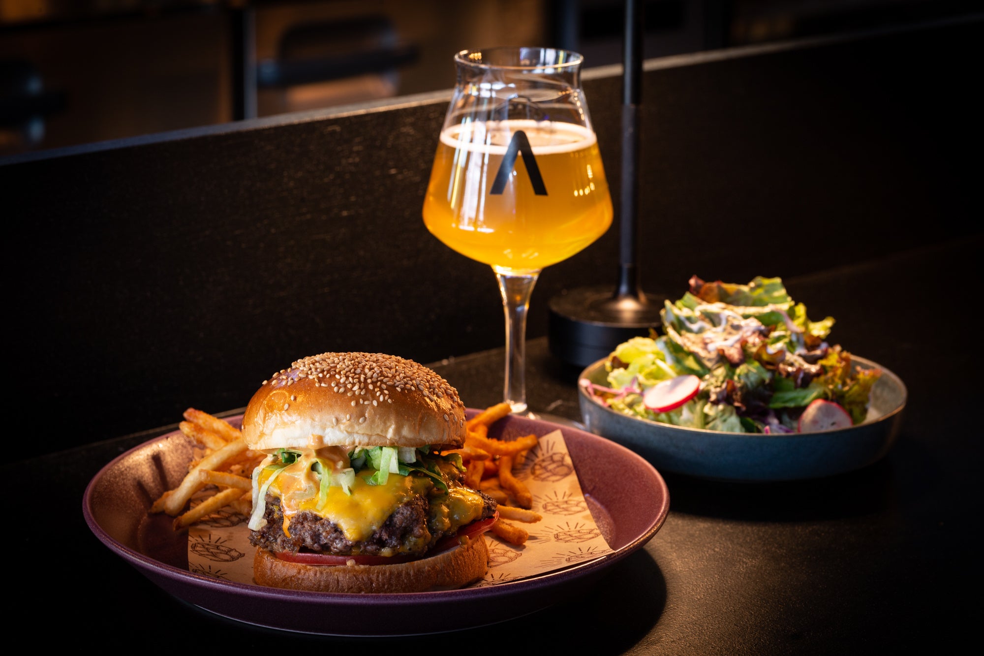 『WCB DARK LAB』の特製バーガーはランチ提供もあり。ビールと合わせたら最強説！