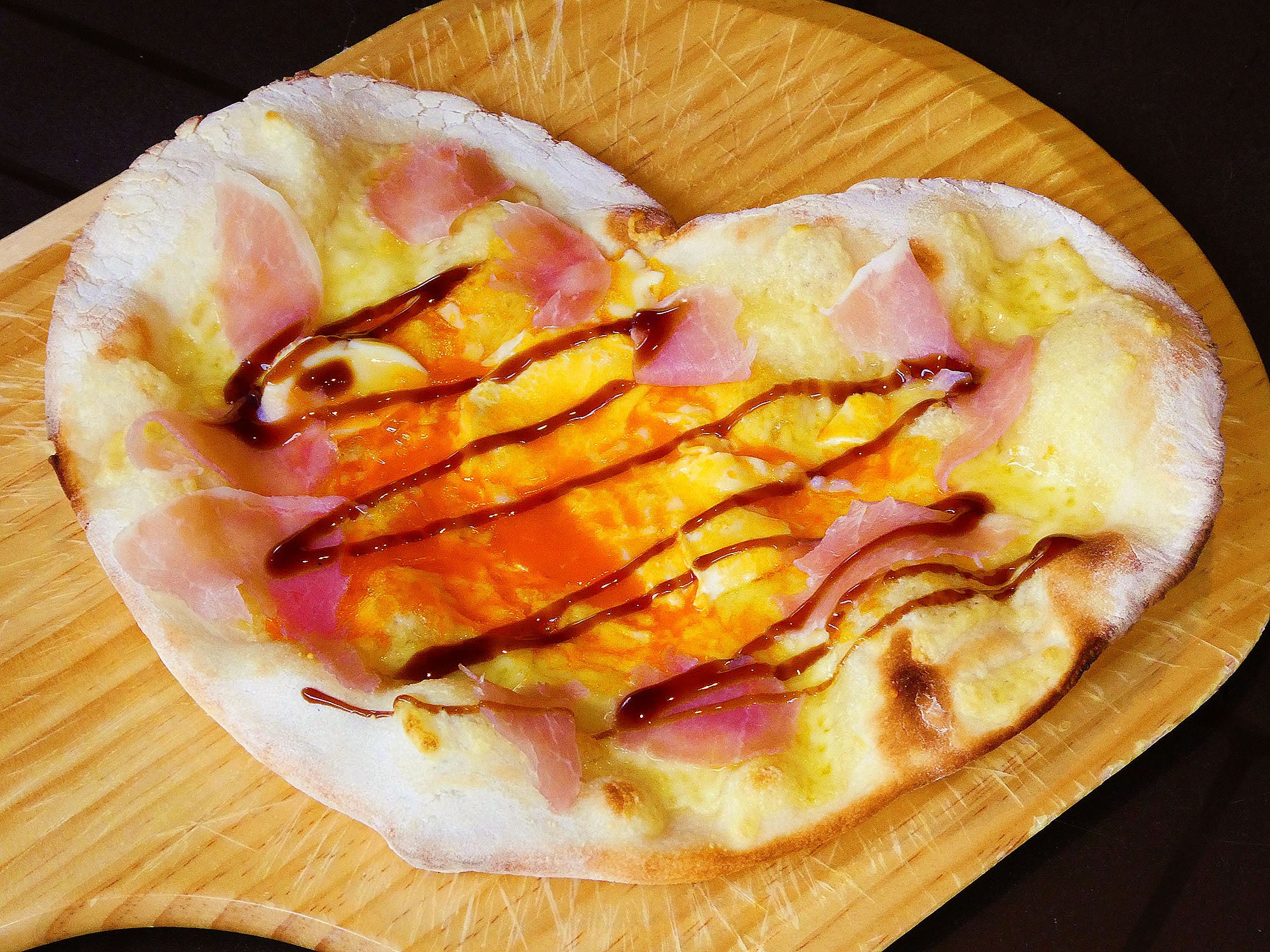 ハート型ピザ　那須御養卵ビスマルク