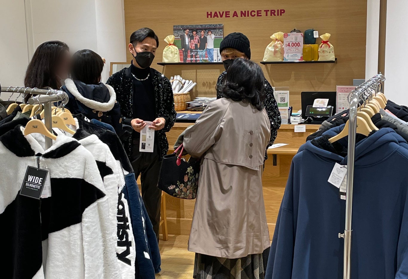 ※ラストファーストの1日店長での接客中の様子