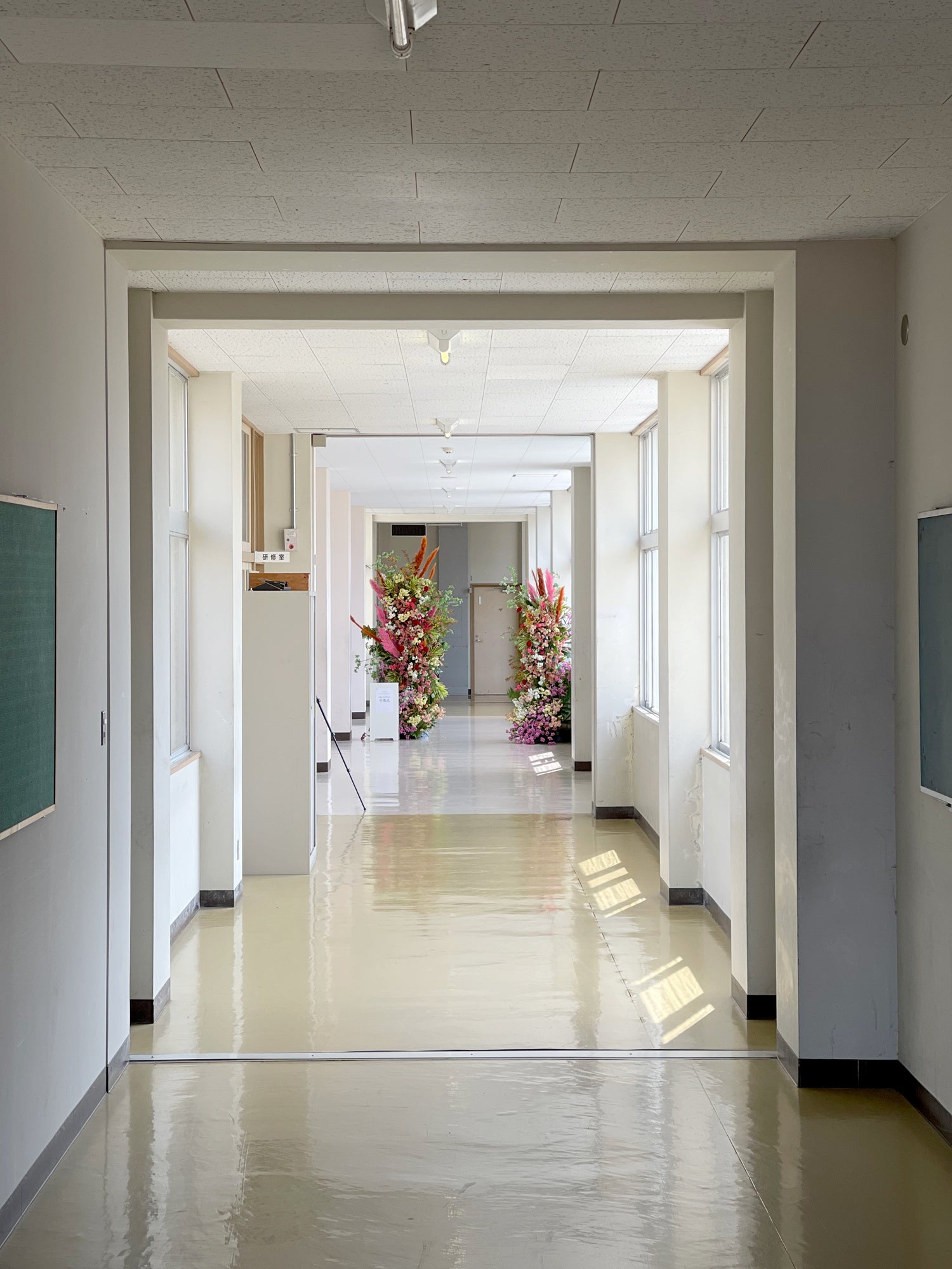 見慣れた学校生活の景色の中に設置。