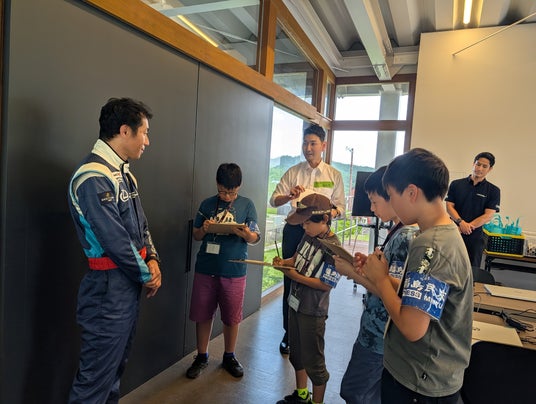 本物のレース機を前に、子どもたちが”突撃取材”。福島の未来の記者が世界に一つの号外を制作|福島民報・福島民友が特別協力 本物のレース機を前に、子どもたちが”突撃取材”。福島の未来の記者が世界に一つの号外を制作|福島民報・福島民友が特別協力