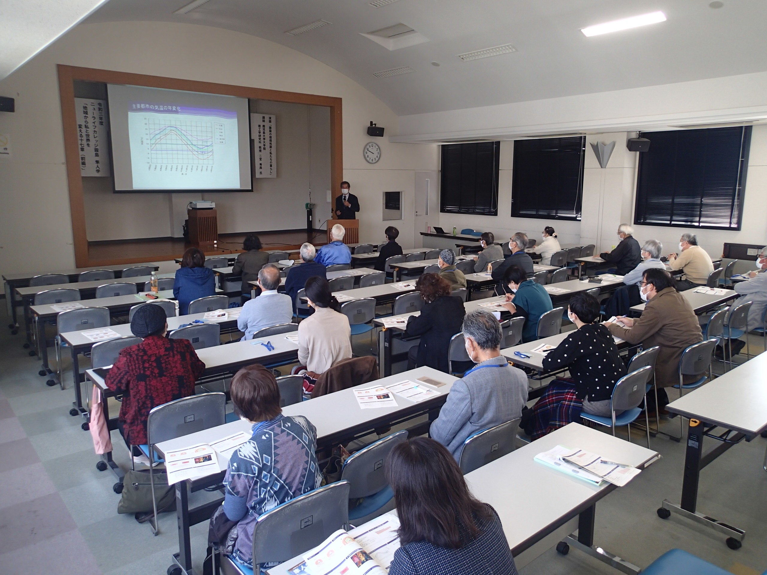 真剣に講義を聴く受講者