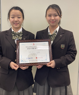 採択通知（マリンチャレンジプログラム 認定書）を手にする学生