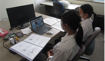 地区大会（オンライン）で発表する学生