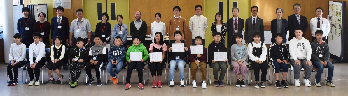 ベーシックプログラム受講生の皆さんと本校学生・教職員による記念撮影