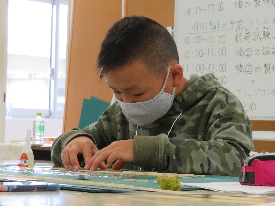 橋の模型を作っている様子2