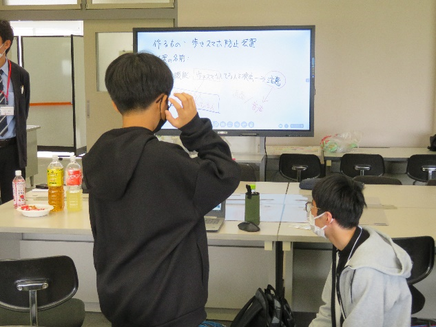 コンピュータに画像を学習させている様子