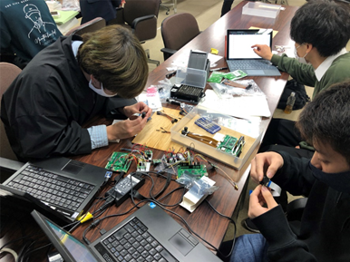 KOSEN-Xシミュレータの組み立てとプログラミングを行う学生