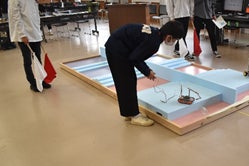 ロボットが要救助者(ペットボトル)を救助する様子