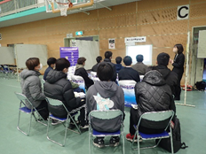 ブースで説明を聴く学生