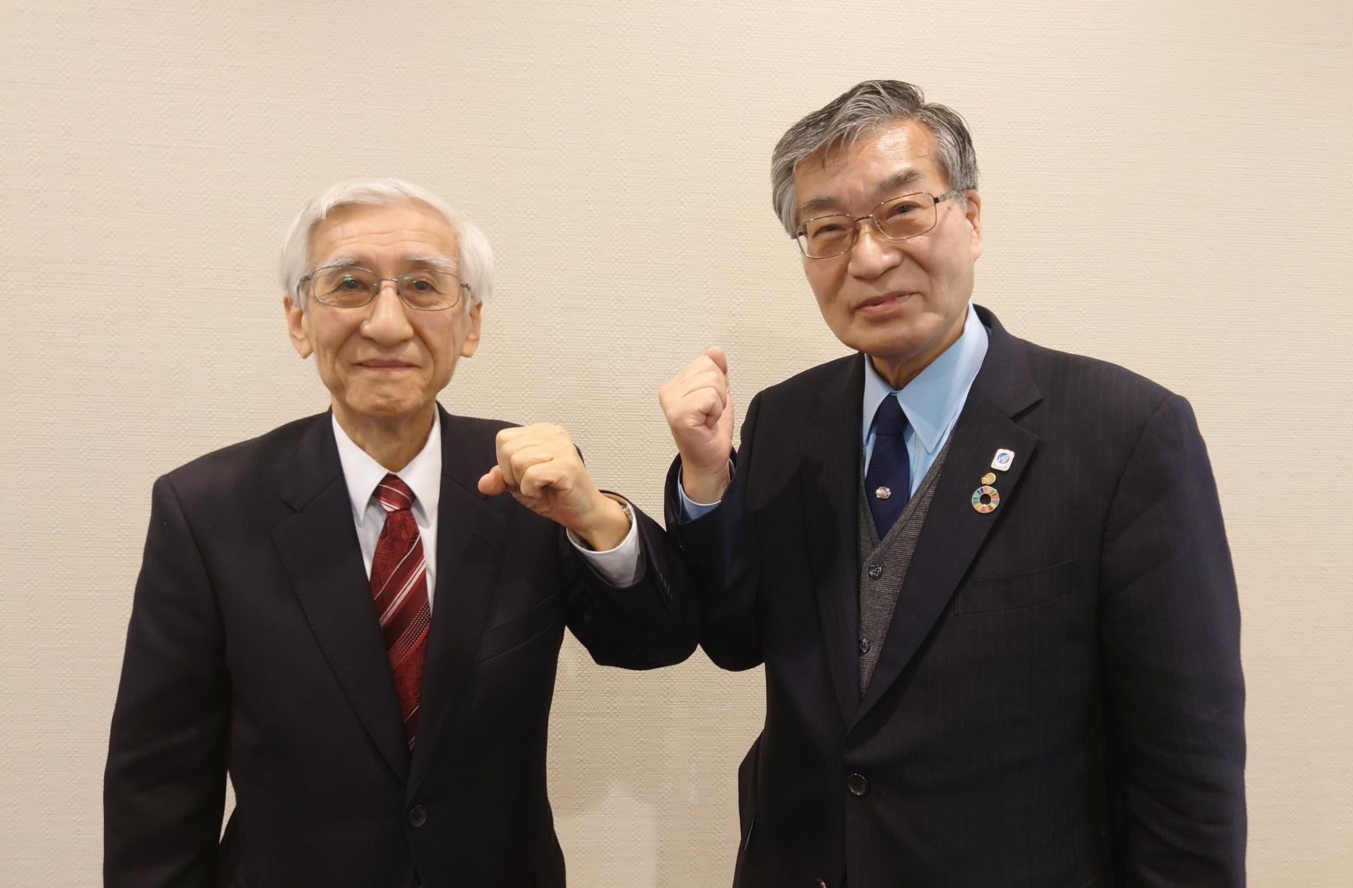 冨田JABEE会長(左)と谷口高専機構理事長(右)