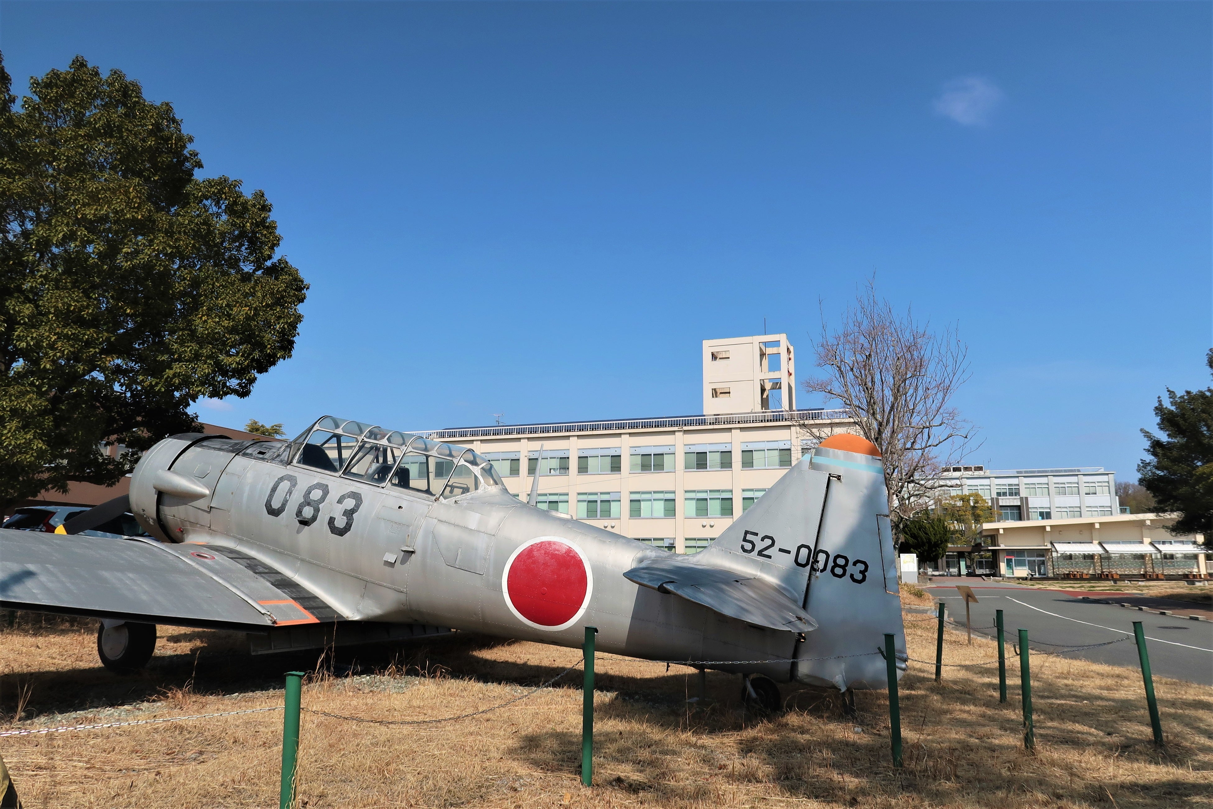 T-6G テキサン練習機と本館