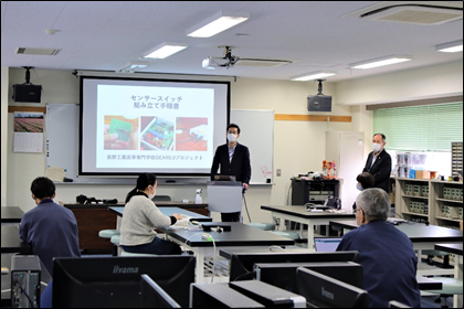 説明を受ける参加者たち