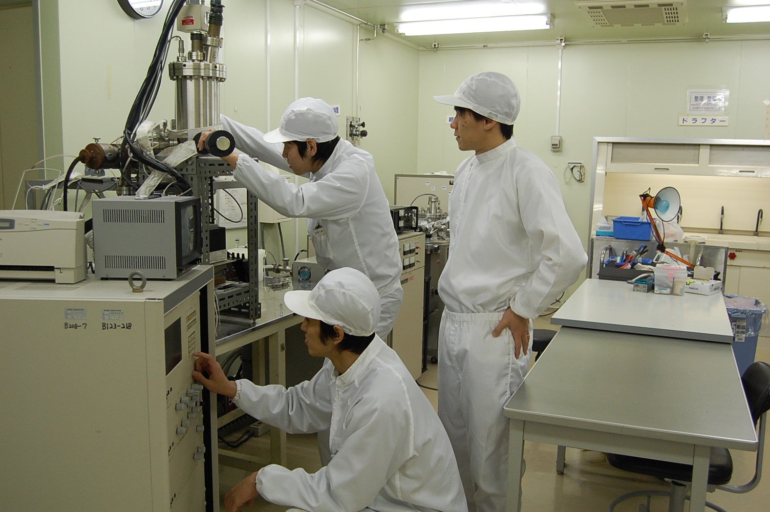 熊本高専　クリーンルームでの実習の様子