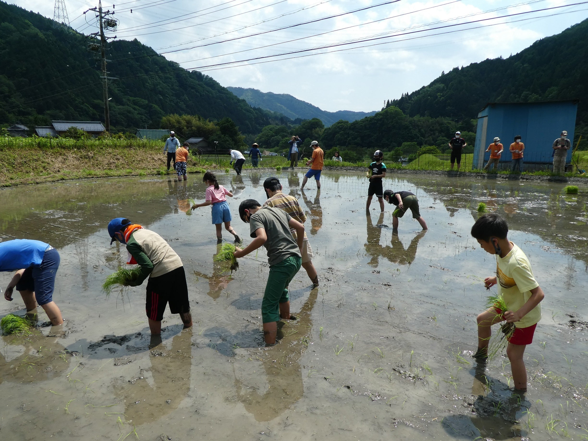 泥に足を取られて大苦戦！