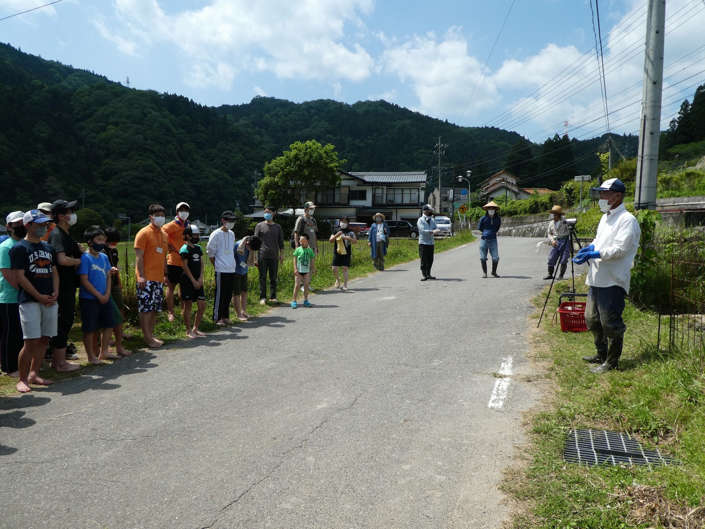 地域住民の方に 田植えの方法を教わります