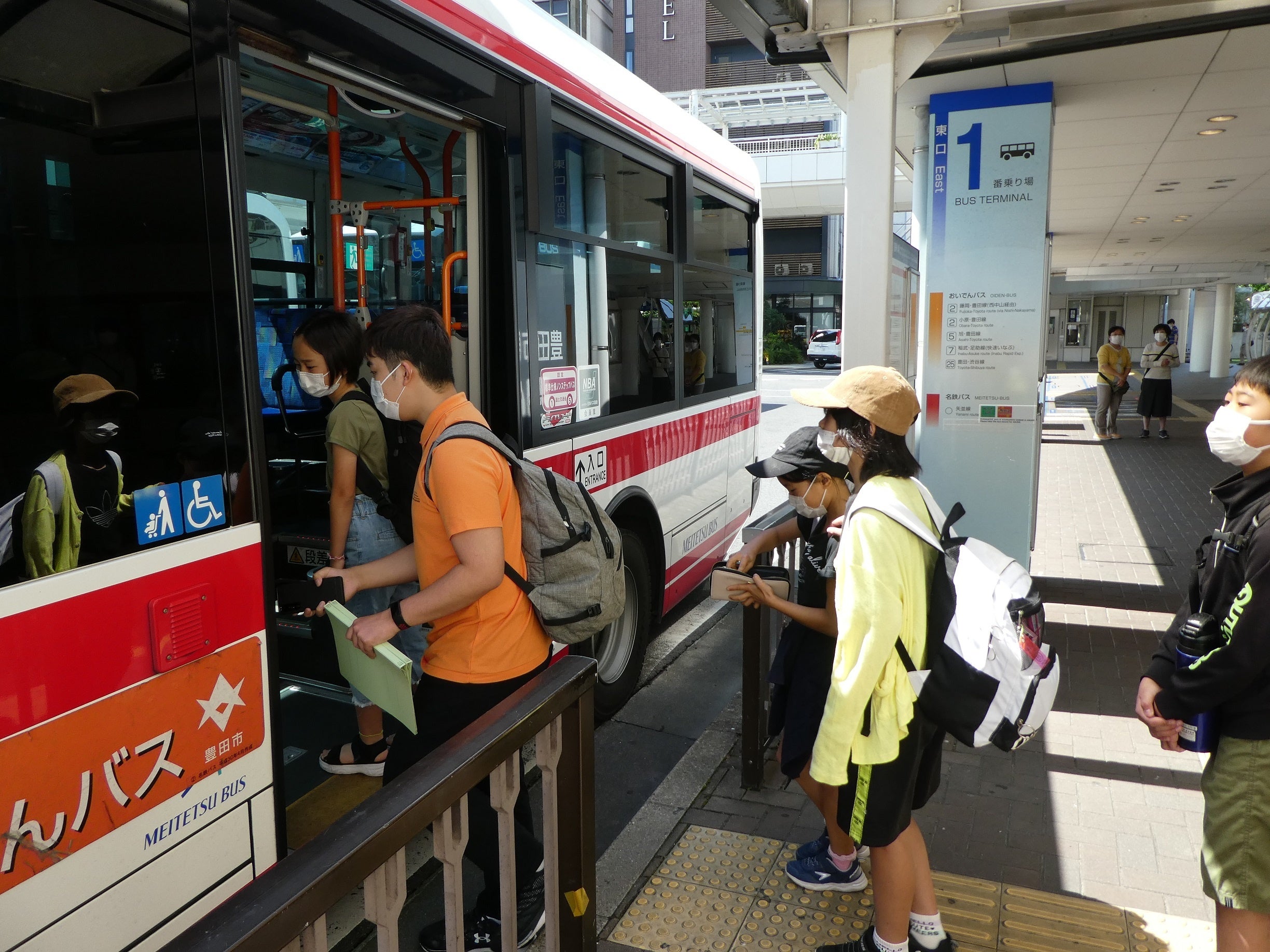 活動場所まではみんなで 路線バスで移動します