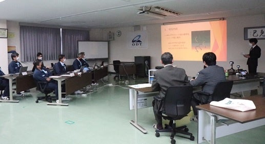 共同研究先にて高専学生がODT役員へ成果発表会を行っている様子