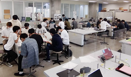 グループ毎でディスカッションする学生