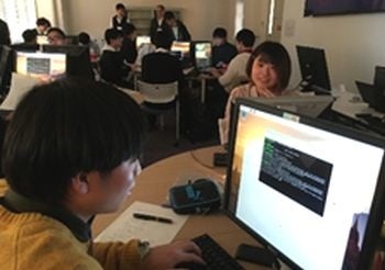 合宿でマイコンを用いた演習に参加している様子