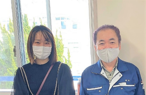 高柳美月さん（左）と兼松秀行特命教授（右）