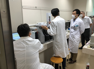 最新機器を用いた化学製品の成分分析