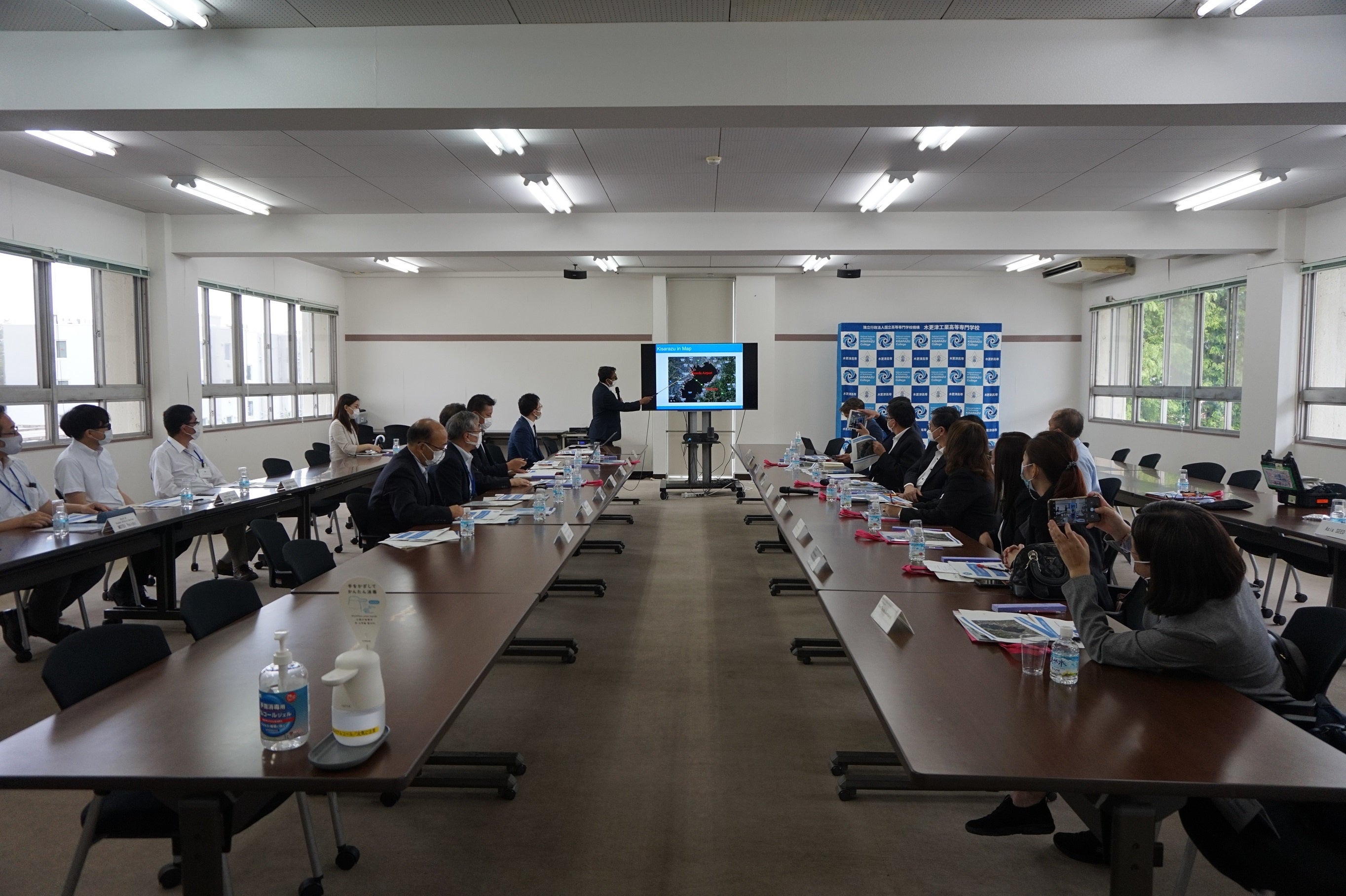 本校概要説明の様子