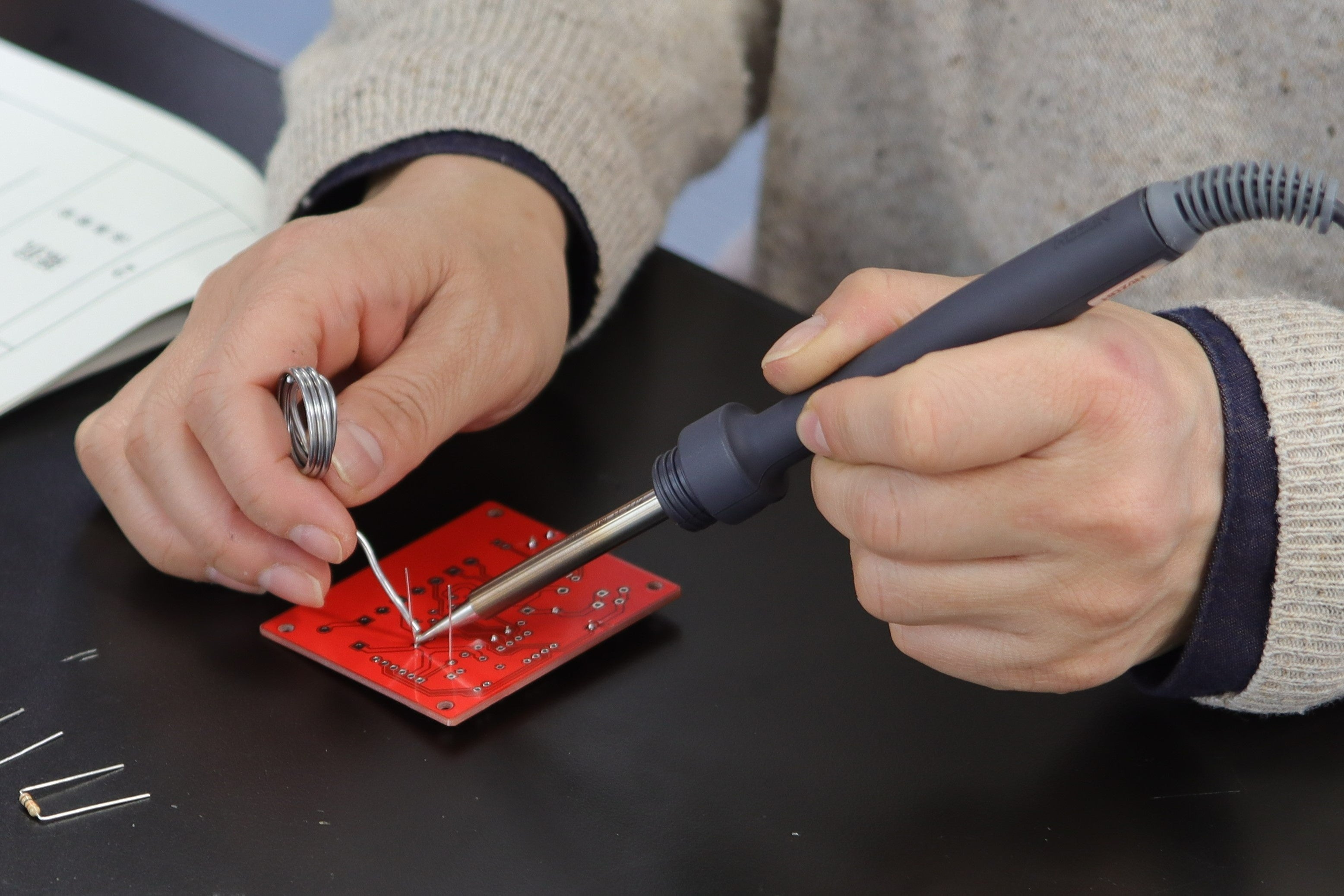 第１回ワークショップにてはんだ付けを行う様子