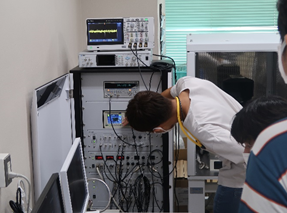 FM-AFMを操作する学生