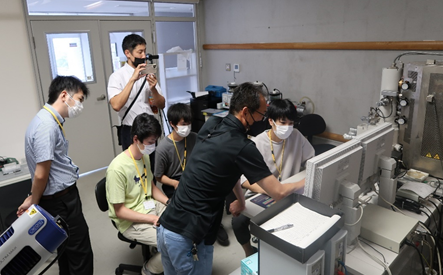 FE-SEMの機器講習を受ける学生