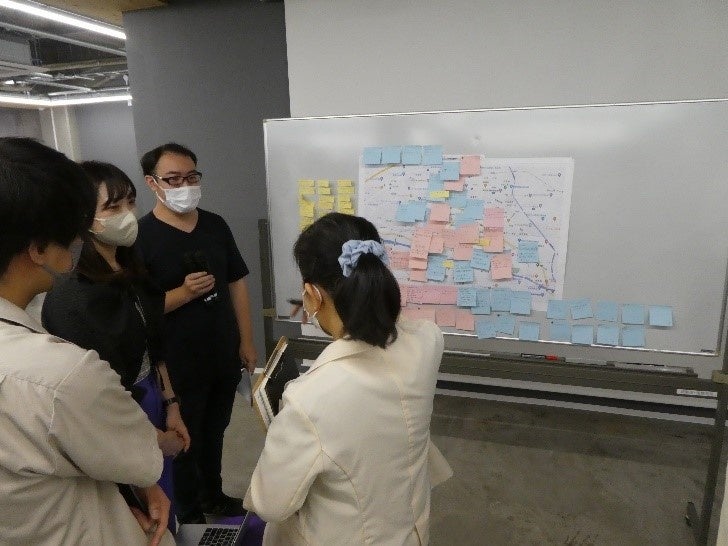 市民と検討内容を議論する学生たち