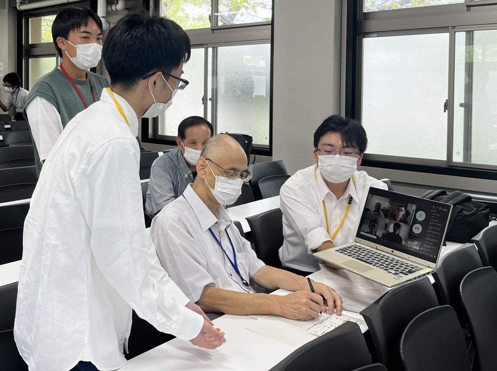 会場と遠隔参加者によるグループディスカッションの様子