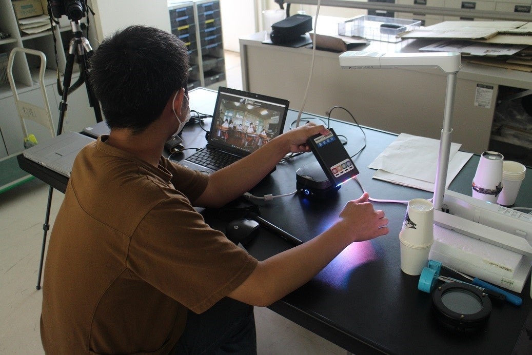 光の三原色について説明する学生